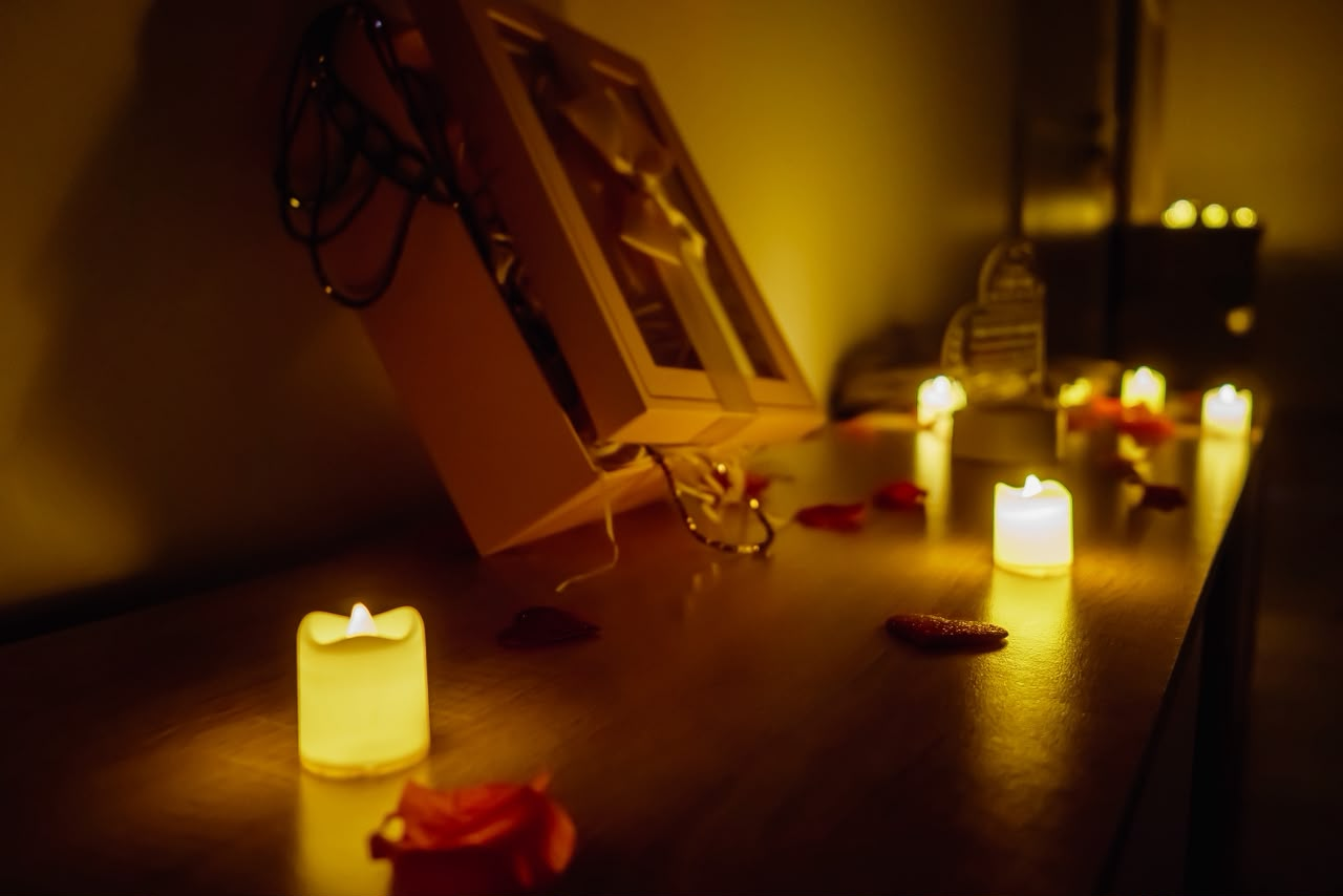Ambiance bougies et pétales de rose — Saint Valentin