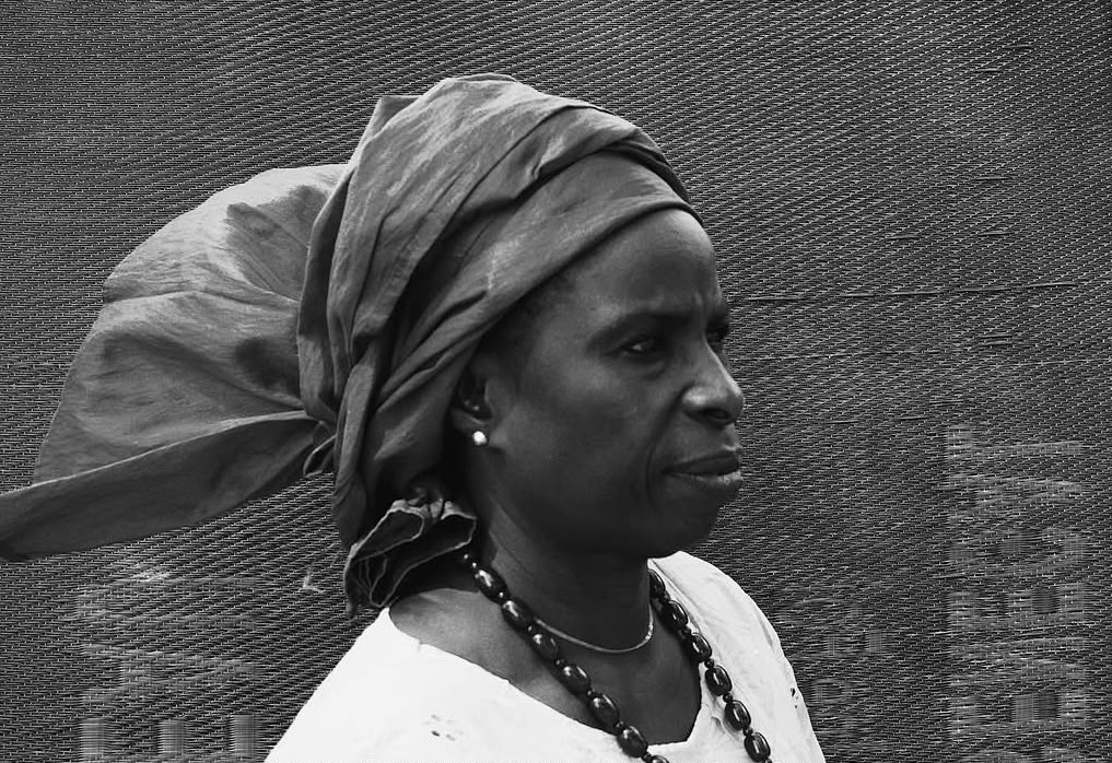 Grand-mère sénégalaise au foulard