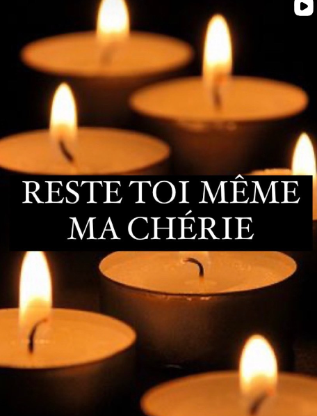 Bougies allumées dans l'obscurité